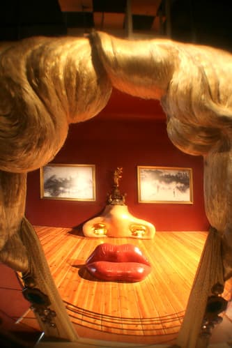 España : Cataluña, Figueras, El Teatro-Museo Dalí : " Mae West " 1945