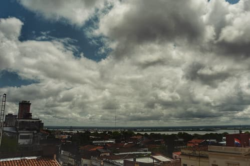 Asuncion nubes sobre el rio