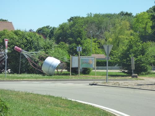 Route des Grands Crus - Vougeot - Gilly-Les-Cîteaux-Vougeot - wine bottle sculptures