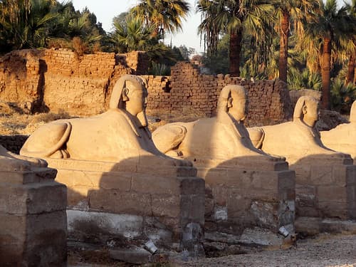 Allée des Sphynx temple de Karnak à Louxor