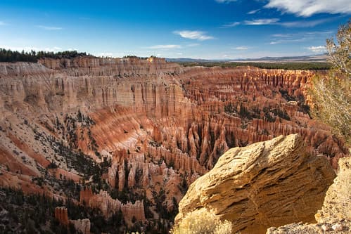 Ce n'est pas le paysage qui est petit, c'est la fenêtre par laquelle on le regarde. Proverbe Tibétain