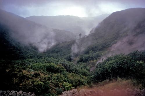 Eruption phréatique de la Soufrière en 1976.