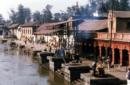 Nepal Katmandou - cremations on the banks of the Bagmati river