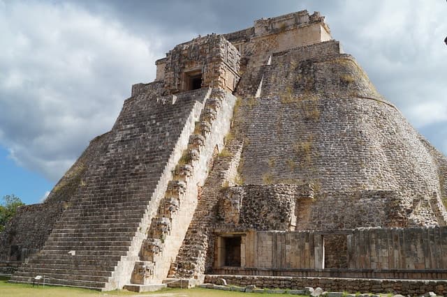 Pyramides et Mayas