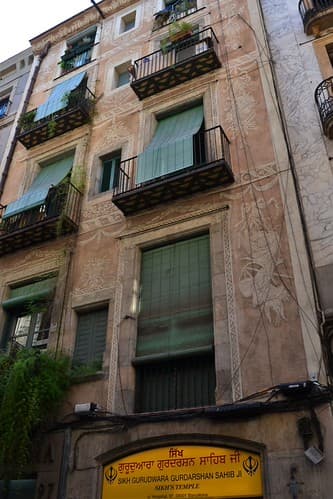 Façade barcelonaise et temple Sikh