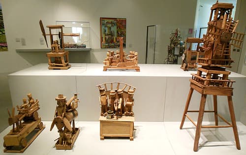 Installation rassemblant des oeuvres d'Emile Ratier.