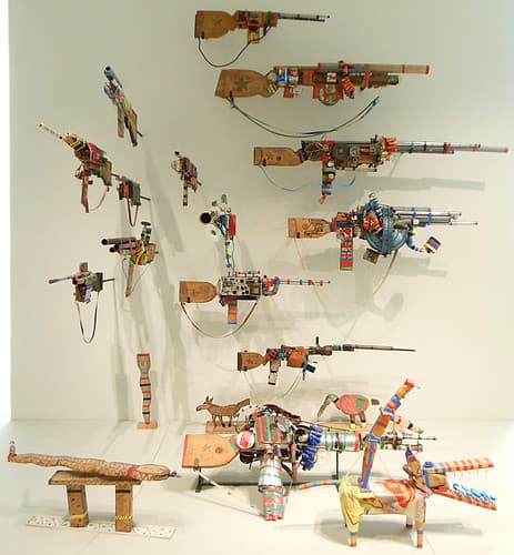 Installation rassemblant des oeuvres d'André Robillard.