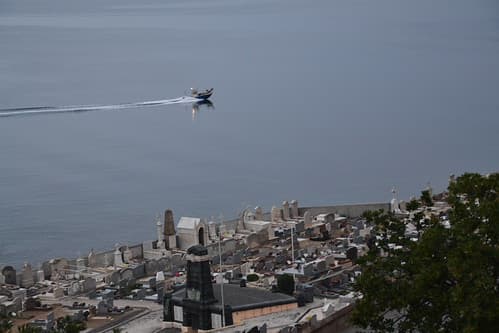 Bateau voguant au-dessus du cimetière