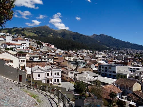 Pichincha au-dessus de Quito - Complexe volcanique d'Équateur