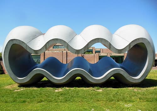 "Entre fiction et réalité", Richard Deacon, 1992. Parc de sculptures du LaM, Villeneuve-d'Ascq.
