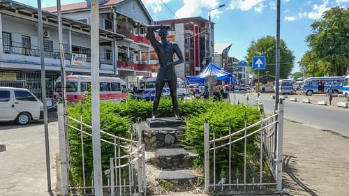 Kwaku statue
