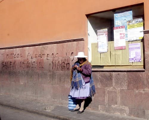 Attente sur le trottoir
