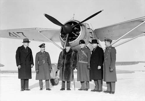 Mackenzie King inspecting 110 (City of Toronto) Squadron, RCAF, Rockcliffe, Ontario, January 30, 1940 / Mackenzie King à la visite d’inspection du 110e Escadron (Ville de Toronto), ARC, Rockcliffe, Ontario, 30 janvier 1940