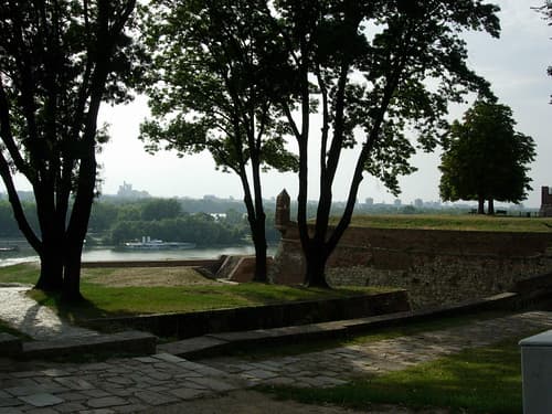 A l'intérieur de la forteresse de Belgrade, vue sur le Danube et Novi Beograd, la Genex Tower (ou encore West Gate) au loin