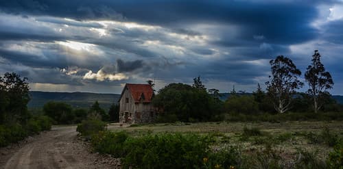 UN RAYO DE LUZ SOBRE LA VIEJA CASA