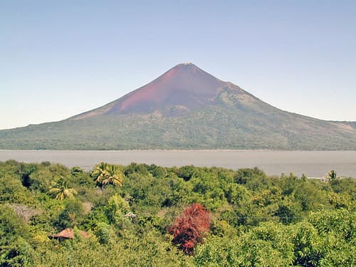 Le volcan Momotombo (Nicaragua)