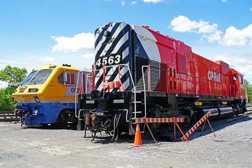 DSC00599 - Locomotive CP 4563 & Locomotive VIA 6921