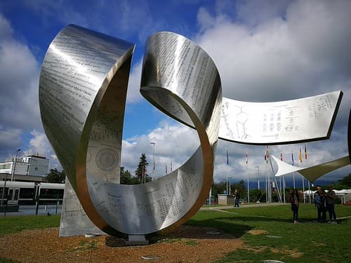 Gayle Hermick, Pérégrinations à l’infini, acier, 2014