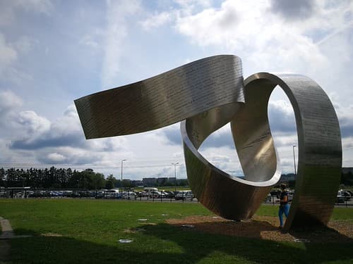 Gayle Hermick, Pérégrinations à l’infini, acier, 2014