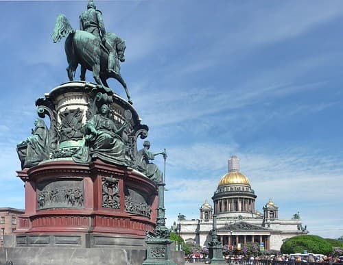 Saint-Petersburg Cat St Issaac et Statue de Nicolas II