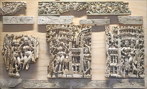 Plaques d'ivoire indien sculpté du trésor de Begrâm (musée Guimet, Paris)