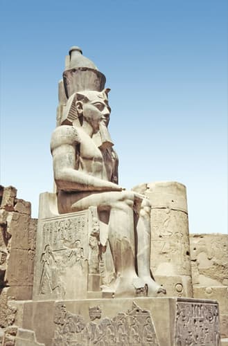 Ramsès II assis, temple de Louxor (Egypte)