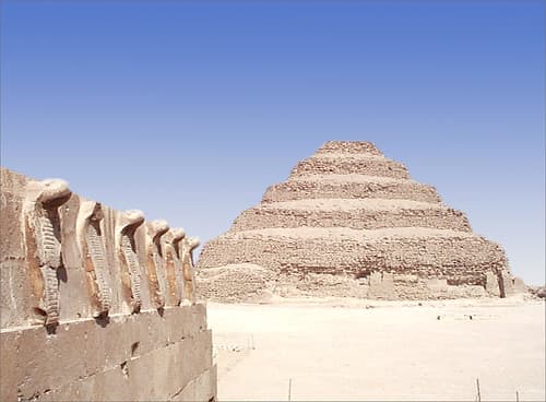 Le mur des cobras et la pyramide à degrés (Saqqara, Egypte)