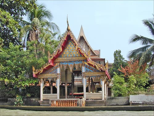 Pavillon bouddhique sur la rive d'un Khlong (Bangkok, Thaïlande)
