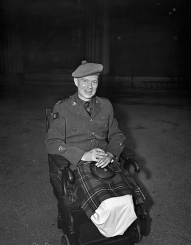 Major Frederick A. Tilston, Essex Scottish Regiment, Victoria Cross investiture ceremony. Buckingham Palace, London, England, June 22, 1945 / Major Frederick A. Tilston, Essex Scottish Regiment, à la cérémonie de remise de la Croix de Victoria au palais d