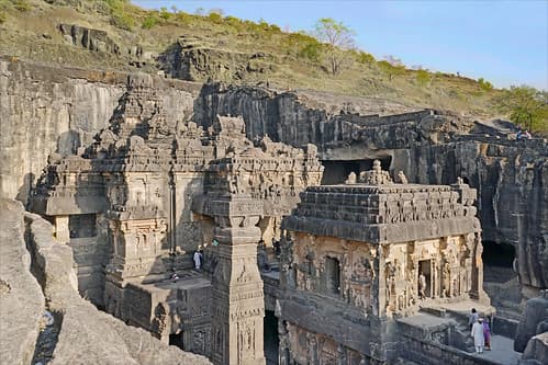 Le temple de Kailasha sculpté dans la falaise (Ellora, Inde)