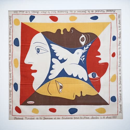 Colombe de la Paix, foulard de P. Picasso (Musée national de l'histoire de l'immigration, Paris)