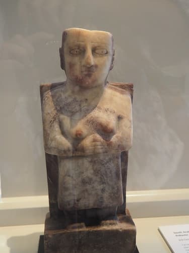 Statue du Sud de l'Arabie, 3ème s. avant JC ou 1er s. après (pas de référence sur l'origine), photographiée en 2018 au musée Nabu, (El-Heri, Chekka, Nord Liban)