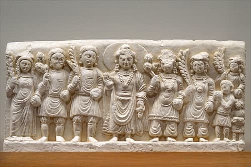 Le Bodhisattva Maitreya entouré de fidèles (Musée Guimet, Paris)