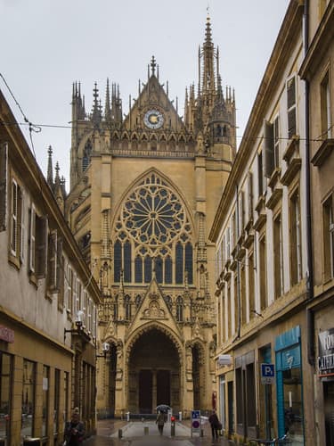 Cathédrale à la façade Sud déchaînant les passions