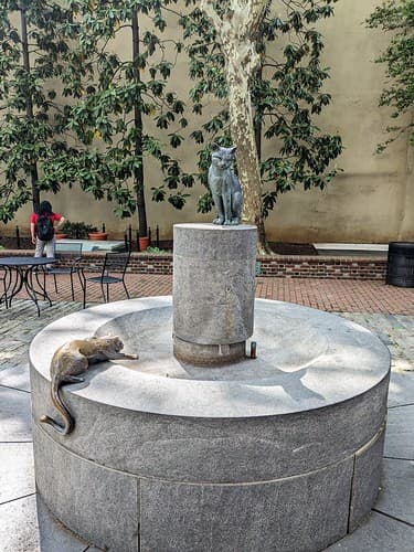 LA FONTAINE AUX CHATS