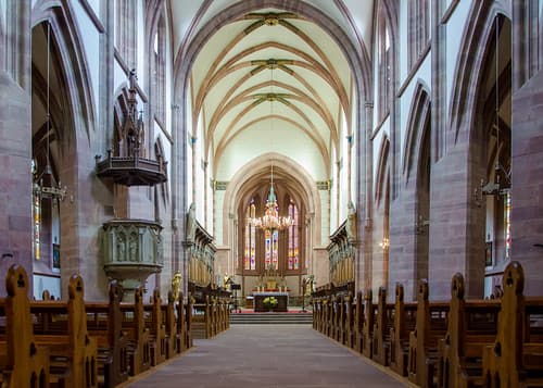La nef élancée de la collégiale