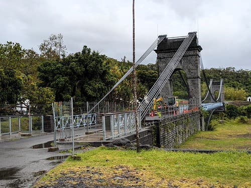 PONT SUSPENDU DE LA RIVIÈRE DE L'EST
