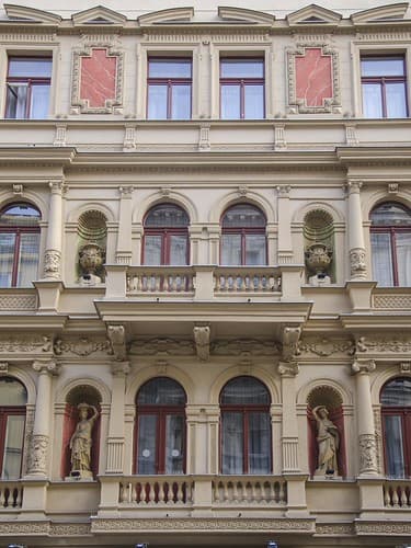 Façade à l'héritage florentin / Fasáda ve stylu florentské architektury
