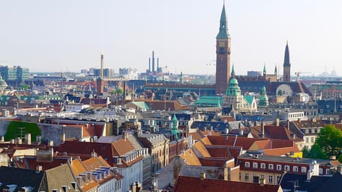 Danemark, Copenhague, vue de la Rundetårn vers le sud-ouest : la rue piétonne Strøget dominée par la tour du Rådhus (hôtel de ville)