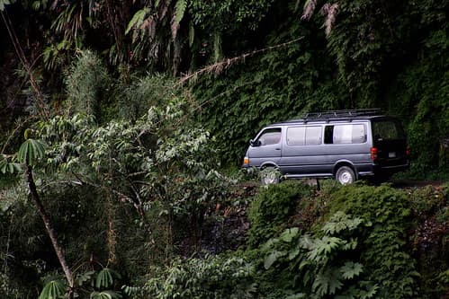 Car sur la route de la mort