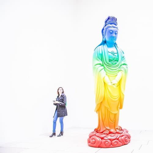 New de l'artiste chinois Xu Zhen. Cette déesse pop represente Guan Yin, la déesse la plus vénérée des bouddhistes Chinois. Elle est belle non ? ---- New from the chine artiste Xu Zhen. This Pop goddess represents Guan Yin, one of the most revered goddes