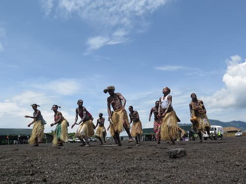 Sake, Nord Kivu, RD Congo : Le groupe folklorique Hunde exhibe des pas de danse à l’occasion de la célébration de la Journée de l’Unité de la Tanzanie et Zanzibar à Mubambiro par le bataillon tanzanien de la MONUSCO.