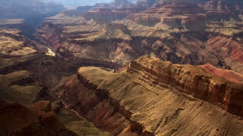 Vue sur le Grand Canyon depuis un belvédère