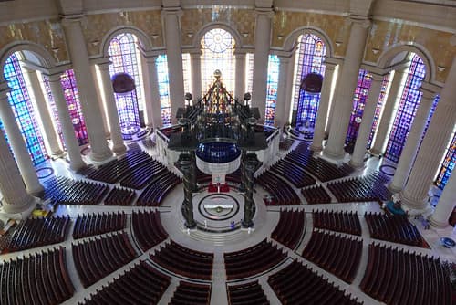 Intérieur de la basilique de Yamoussoukro.