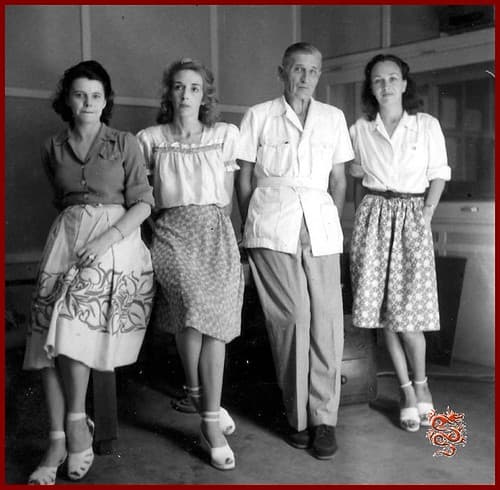 Jean Pipon, chef des émissions anglaises de "Radio Saïgon" en 1950, avec "ses" trois speakrines