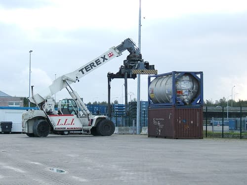 Reach stacker