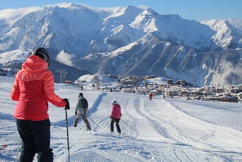 Skiing down to Alpe D'Huez