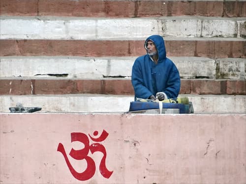 Om inscrit sur un ghat (Varanasi)