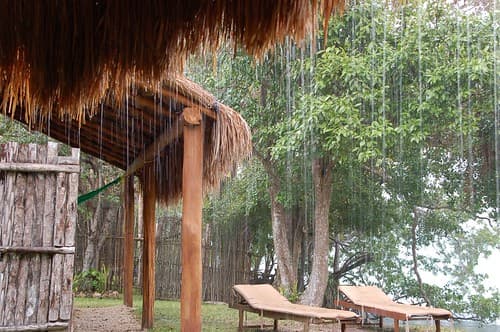 Pluie sur le bungalow