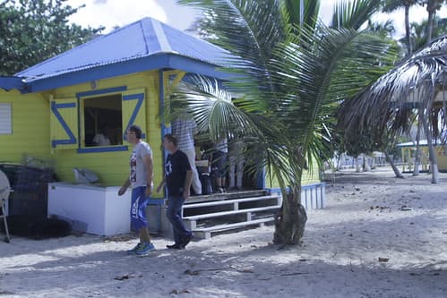 J3 (Jour J) : Caribewave à la Désirade - installation par Gwadalug du pont wifi reliant la plage de la Désirade à la Chapelle et allant jusqu'à Saint François